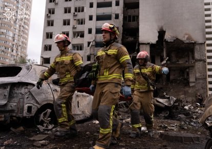 Рятувальники на місці обстрілу в Києві