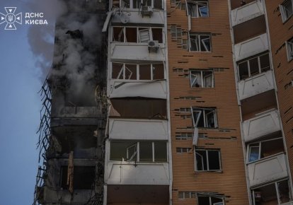 Поврежденная многоэтажка в Киеве