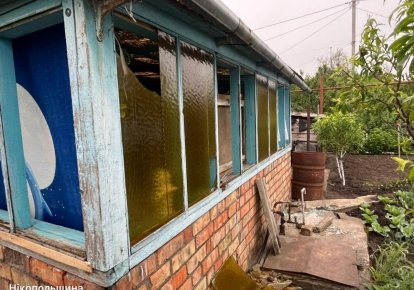 Пошкоджений обстрілом будинок