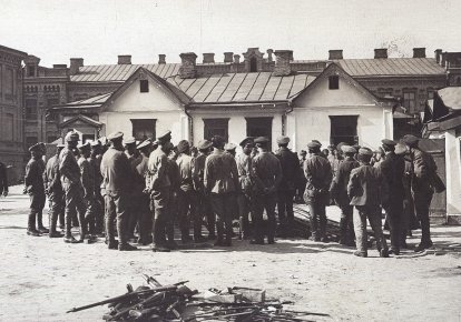 Михаил Грушевский во дворе Луцких казарм в Киеве в день разоружения сечевых стрелков после гетманского переворота. 30 апреля 1918 г. // Фотооткрытка тиражом Музея освободительной борьбы