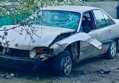 Пошкоджена від обстрілу автівка на Дніпропетровщині