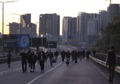 Кияни йдуть пошкодженим російськими агресорами Південним мостом