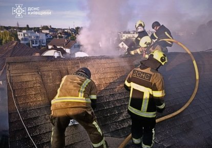 Рятувальники гасять пожежу