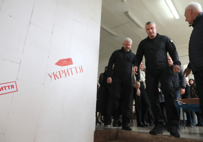 Мэр Киева Виталий Кличко показал отремонтированное убежище в одной из школ