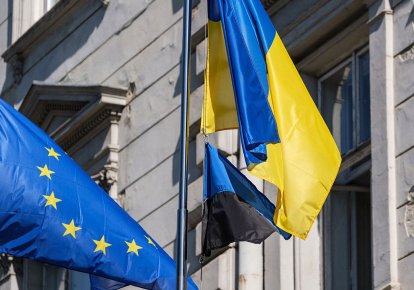 Прапори ЄС та України