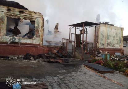 Поврежденное здание в Изюме