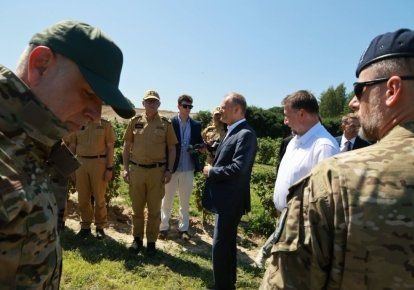 Дональд Туск на месте падения российской ракеты