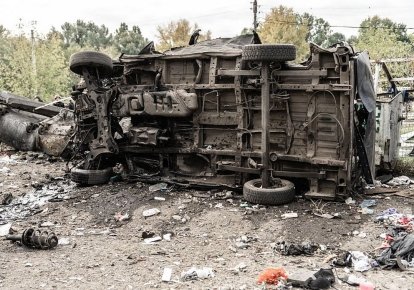 Поврежденное обстрелом авто