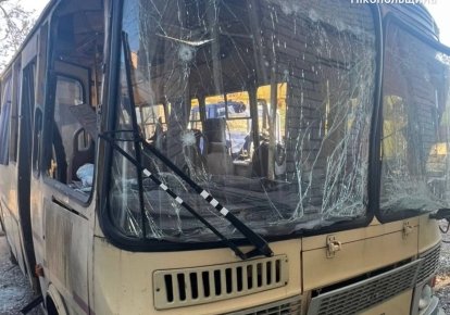 Поврежденный от обстрела автобус