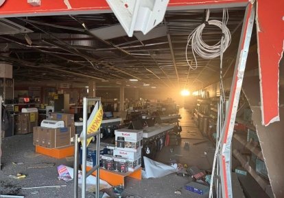 Російські дрони вночі потрощили торговельний центр і підприємство