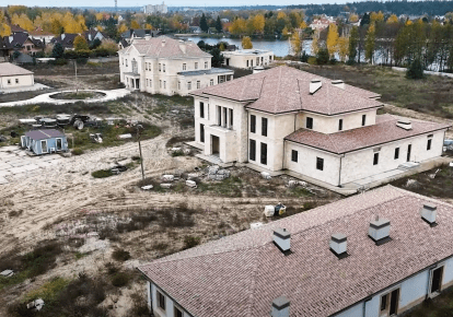 Скриншот из видео Михаила Ткача на УП "Были "слуги" — стали "династия". Как вице-премьер Чернышов во время войны строил коттеджный городок"