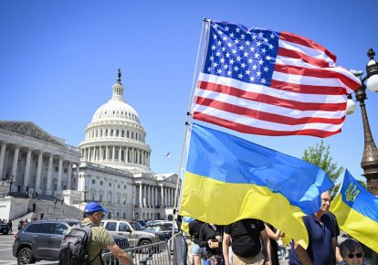 Флаги Украины и США