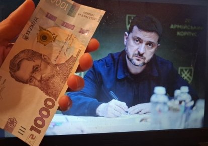 Демократія працює за принципом "одна людина — один голос", а тому електорально вигідніше роздати по тисячі всім, ніж по кілька тисяч найбільш нужденним  // Ілюстрація Олексія Шевніна