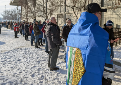 Жители Альберты выстроились в очередь, чтобы подписать петицию, инициирующую референдум о том, следует ли Альберте отделиться от Канады, 26 января 2026 года
