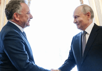 Cпецпредставник президента США Стів Віткофф і господар Кремля Володимир Путін під час зустрічі у Костянтинівському палаці в Санкт-Петербурзі 21 жовтня