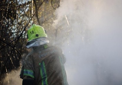 Спасатель тушит огонь