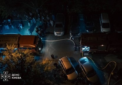 Вид з вікна пошкодженого будинку в Києві