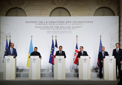 Канцлер ФРГ Фридрих Мерц, президент Украины Владимир Зеленский, президент Франции Эмманюэль Макрон, премьер Британии Кир Стармер, специальный посланник США Стив Виткофф и Джаред Кушнер в Елисейском дворце в Париже, 6 января 2026 года