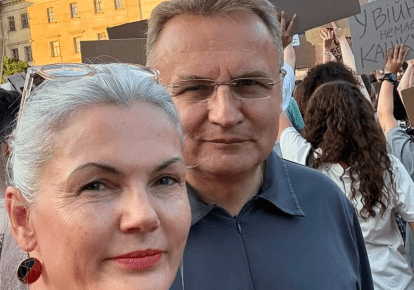 Міський голова Львова Андрій Садовий із дружиною на протестах проти відставки ексміністра оборони Михайла Федорова у Львові