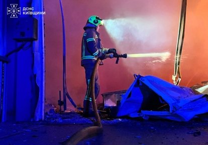 Рятувальник гасить пожежу