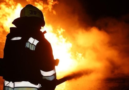 Спасатели пытаются обуздать пожар на Житомирщине