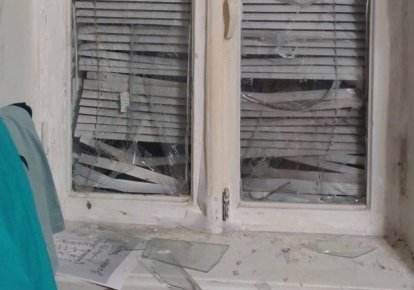Разбитое от обстрела окно