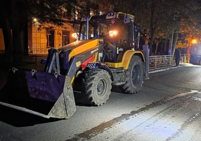 Трактор усуває наслідки обстрілу в Одесі