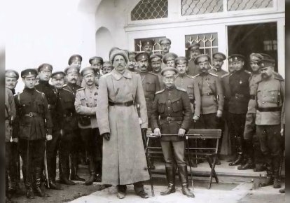Федір Келлер (у центрі, в шинелі) з офіцерами, вересень 1916-го