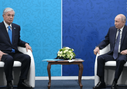 Президент Казахстану Касим-Жомарт Токаєв і російський військовий злочинець Володимир Путін