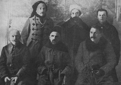 Сидят: неизвестный, генерал М.Емельянович-Павленко, генерал Г.Базильский, стоят: полковник М.Дяченко, неизвестные. Виртуальный музей УНР