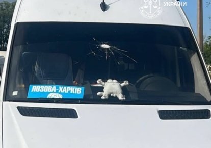Поврежденный от обстрела автобус