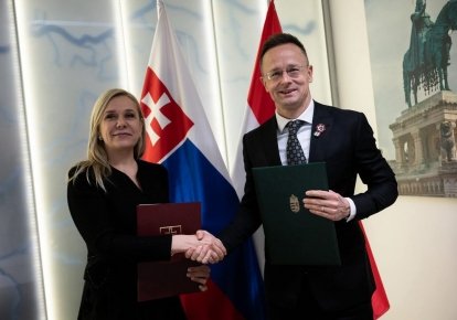 Дениса Сакова и Петер Сийярто
