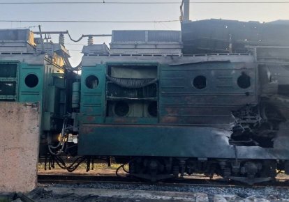 Поврежденный обстрелом поезд в Харьковской области