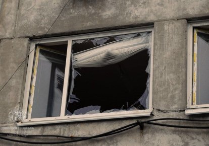 Разбитое от обстрела окно в Днепре