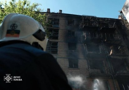 Пошкоджений від обстрілу будинок у Києві