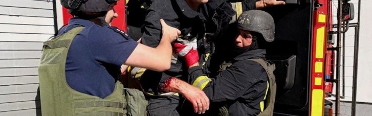 Росіяни прицільно вдарили по рятувальниках у Нікополі, є поранені