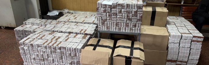 Мебельный рейс с табачным "бонусом": пограничники остановили грузовик с 51 тысячей пачек контрабандных сигарет (ВИДО)