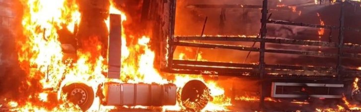 Окупанти атакували три райони Дніпропетровщини: горіли вантажівки, понівечені оселі та підприємство (ФОТО)