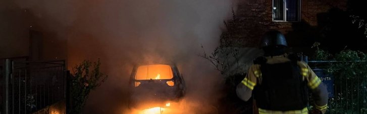 Сбитый дрон упал на жилые дома во Львове, вспыхнул пожар (ФОТО)