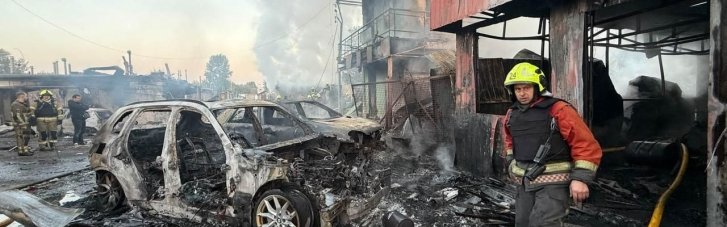 У Києві від обстрілу загинули двоє людей, на Дарниці знайшли нездетоновану ракету (ФОТО)