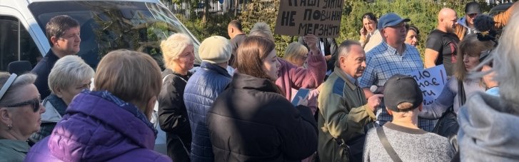 Сотні мешканців Теремків вийшли на мітинг з вимогою добудувати теплотрасу: дерева виростуть, а замерзлих не воскресиш
