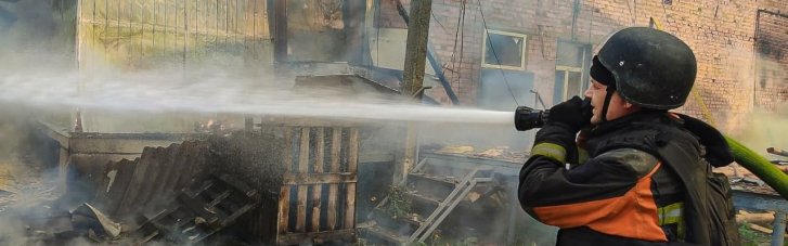 В результате удара по Изюму на Харьковщине пострадали три человека, горели склад и ангар (ФОТО)