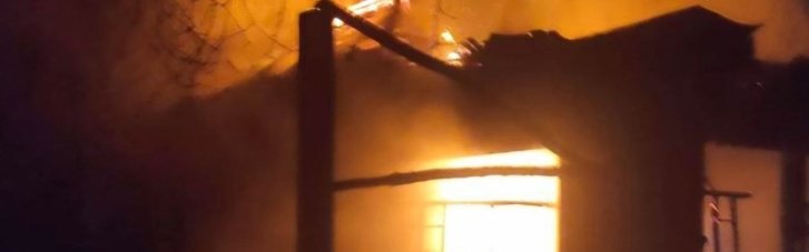 Оккупанты обстреляли два района Днепропетровщины: есть раненый, вспыхнули дом и агропредприятие