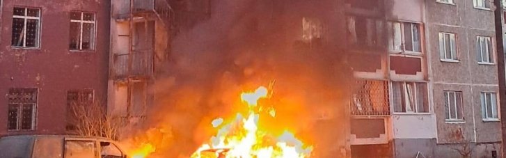 Росіяни поцілили у багатоповерхівку в Чернігові, здійнялася пожежа