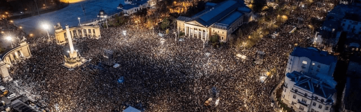 На митинге против Орбана в центре Будапешта собралось более 100 тысяч человек
