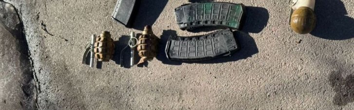 Автомати, бойові гранати та набої різних калібрів: силовики затримали торгівців зброєю (ФОТО)