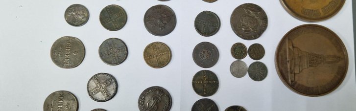 Іноземець намагався вивезти з України колекцію старовинних монет та медалей