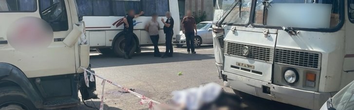 В Закарпатье рефрижератор въехал в людей на остановке: есть жертвы (ФОТО)