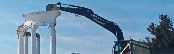 В оккупированной Алуште россияне уничтожили белую ротонду, которая была "визитной карточкой" города (ВИДЕО)