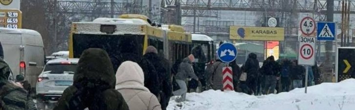 На улицах Киева — пробки и аварии из-за снегопада (ФОТО, ВИДЕО)